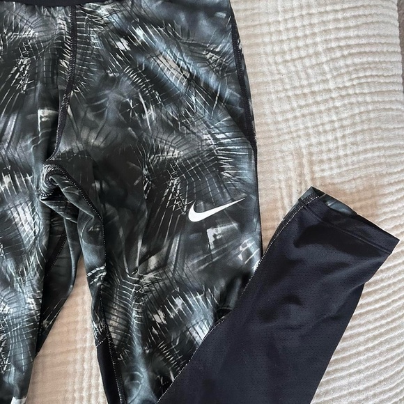 Nike Pro Black and Gray Patterned Leggings Girls Large - Picture 3 of 7
